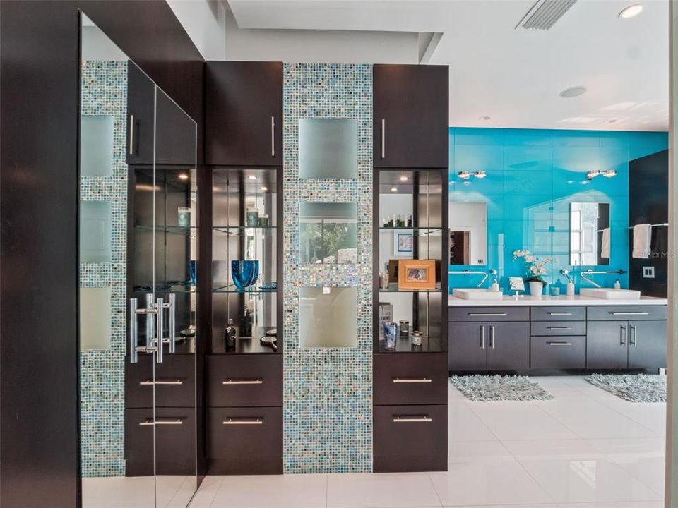 Под контрактом: $2,500,000 (6 спален, 6 ванн, 6000 Квадратных фут)