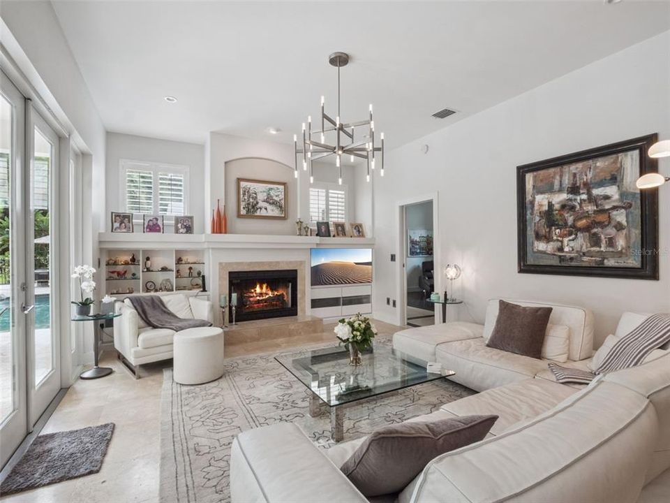 Под контрактом: $2,500,000 (6 спален, 6 ванн, 6000 Квадратных фут)