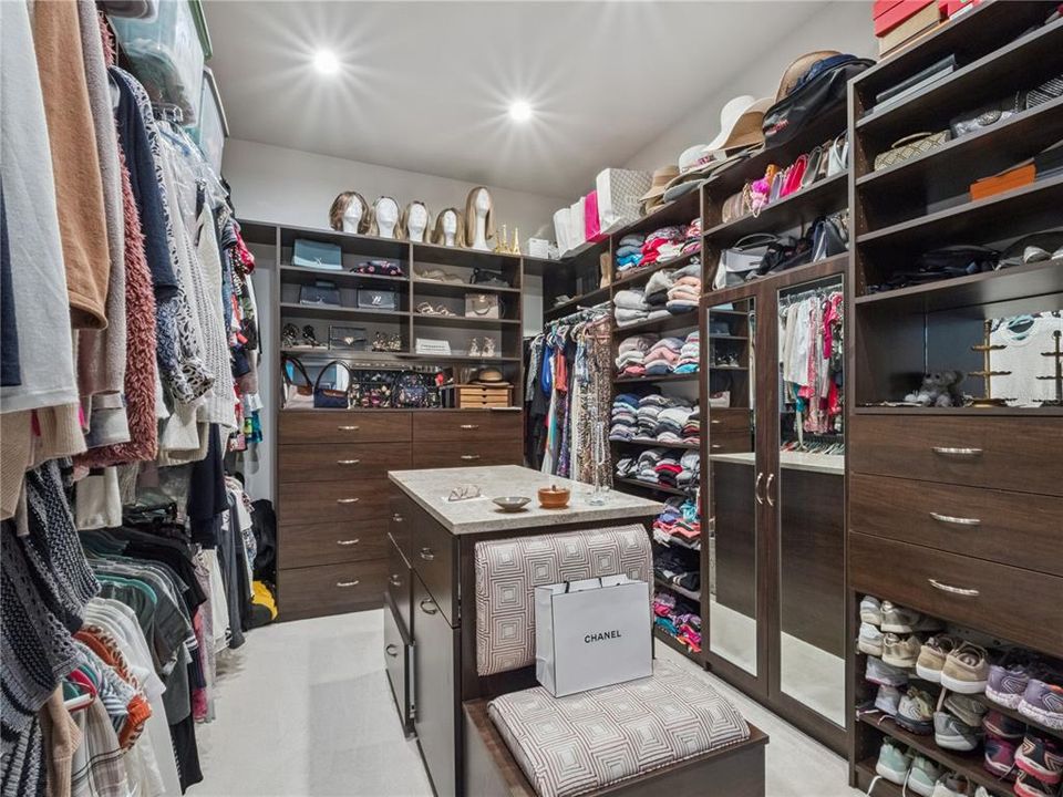 Под контрактом: $2,500,000 (6 спален, 6 ванн, 6000 Квадратных фут)