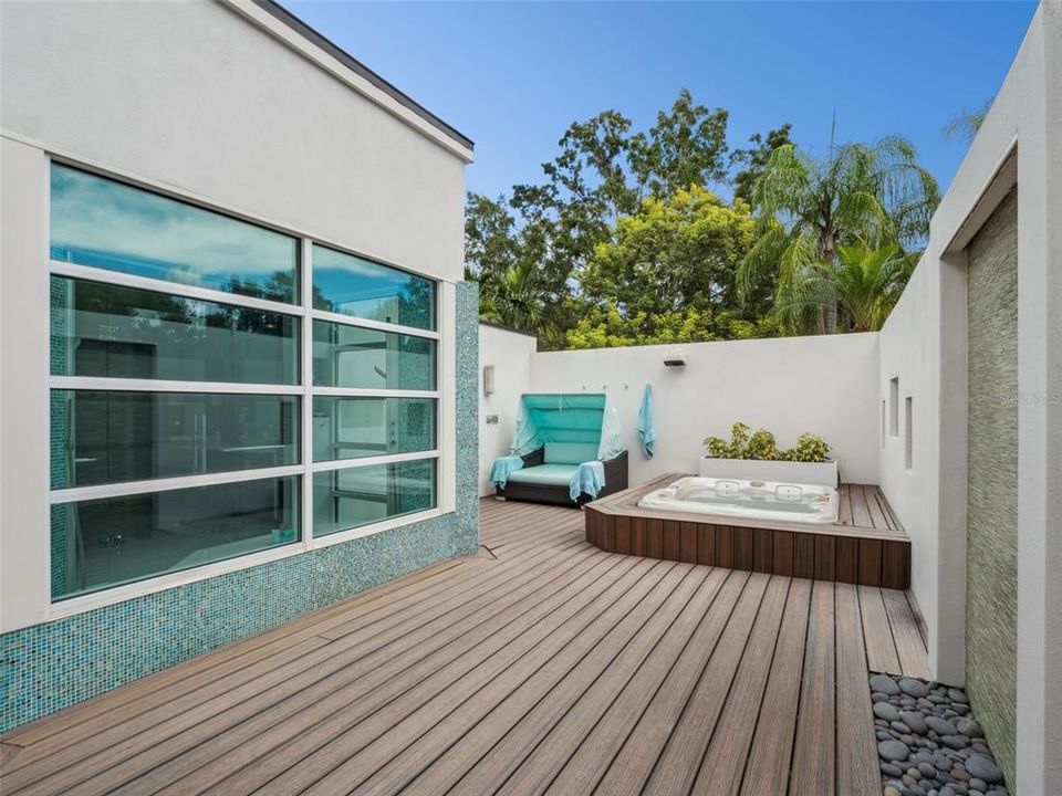 Под контрактом: $2,500,000 (6 спален, 6 ванн, 6000 Квадратных фут)