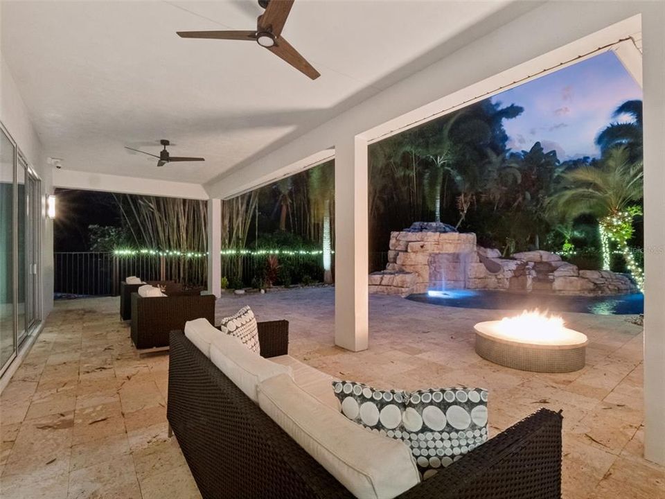 Под контрактом: $2,500,000 (6 спален, 6 ванн, 6000 Квадратных фут)