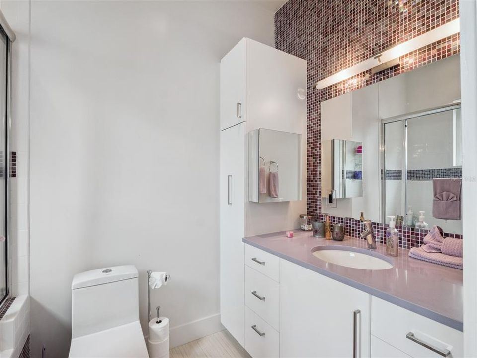 Под контрактом: $2,500,000 (6 спален, 6 ванн, 6000 Квадратных фут)