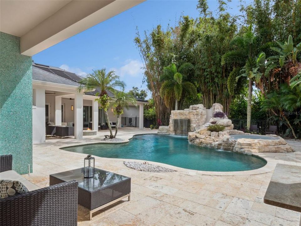 Под контрактом: $2,500,000 (6 спален, 6 ванн, 6000 Квадратных фут)