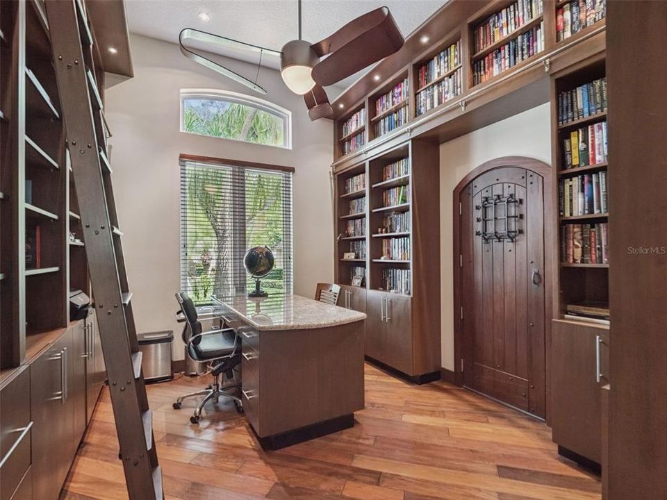 Под контрактом: $2,500,000 (6 спален, 6 ванн, 6000 Квадратных фут)