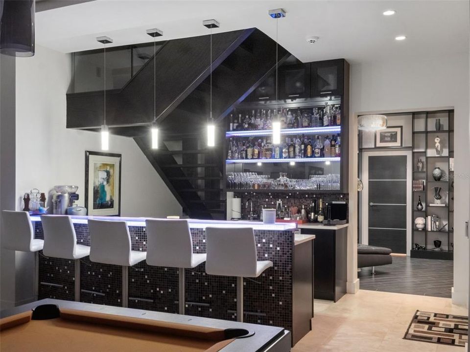 Под контрактом: $2,500,000 (6 спален, 6 ванн, 6000 Квадратных фут)