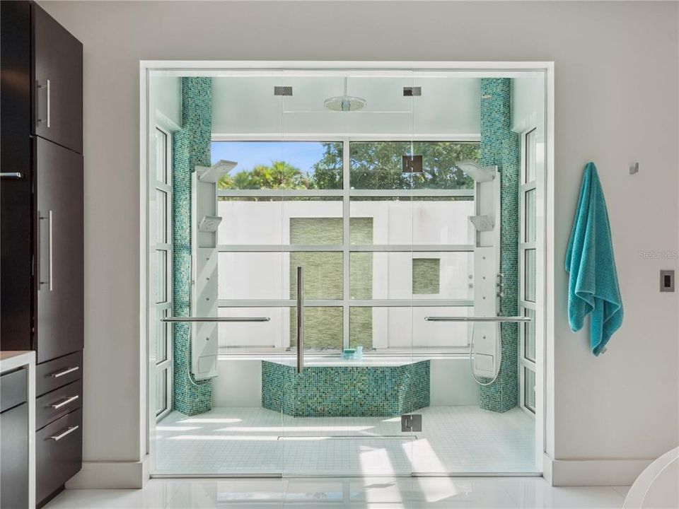 Под контрактом: $2,500,000 (6 спален, 6 ванн, 6000 Квадратных фут)