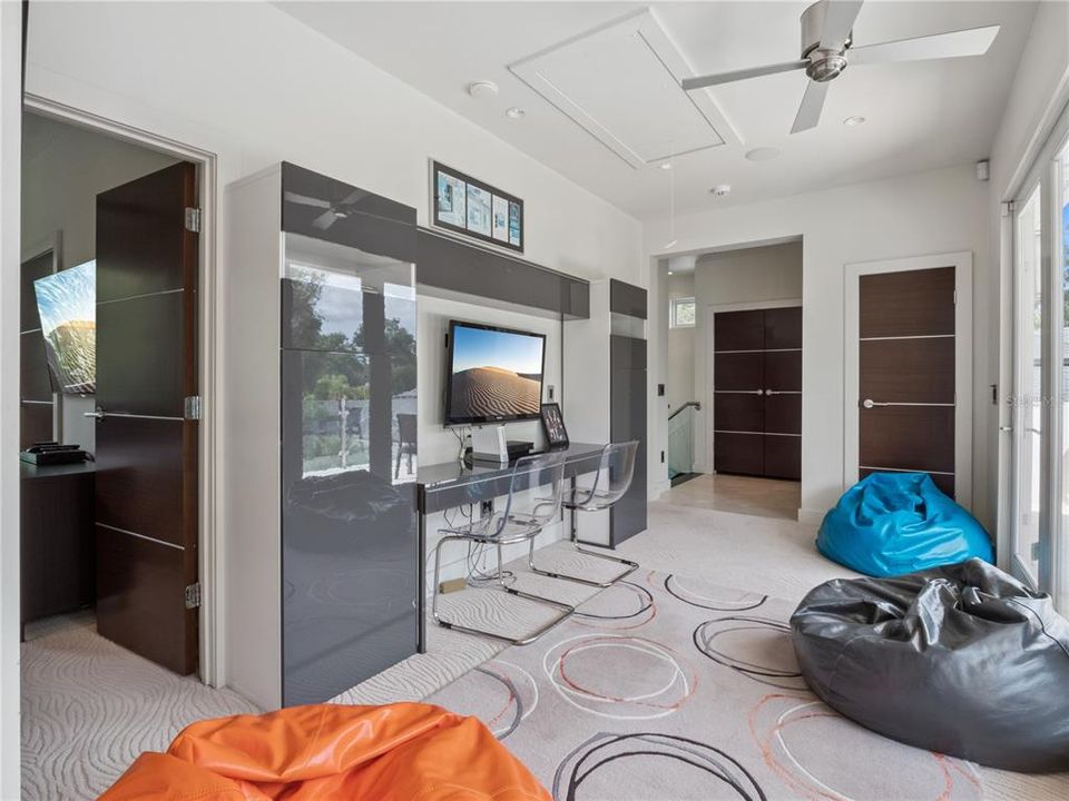 Под контрактом: $2,500,000 (6 спален, 6 ванн, 6000 Квадратных фут)