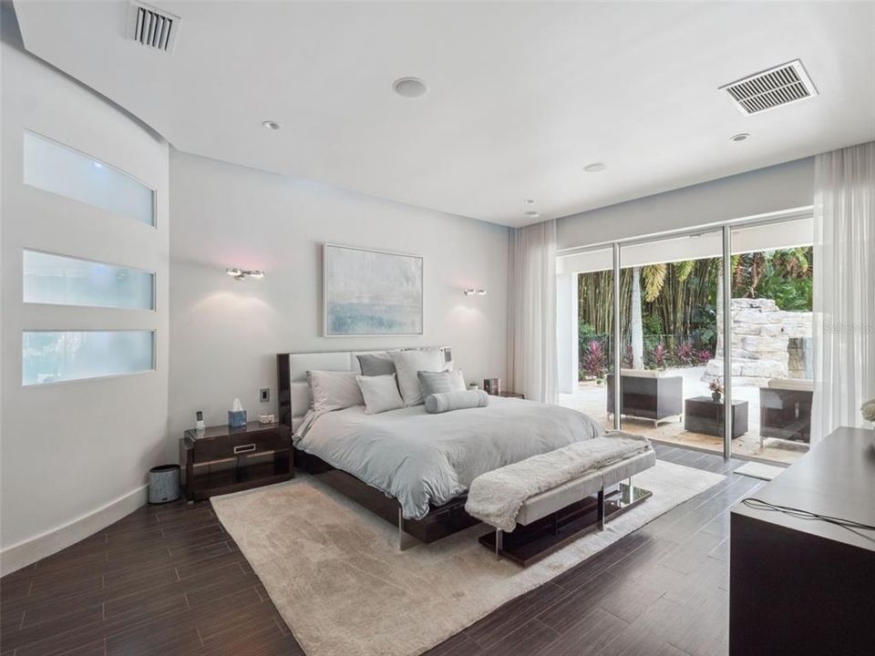 Под контрактом: $2,500,000 (6 спален, 6 ванн, 6000 Квадратных фут)