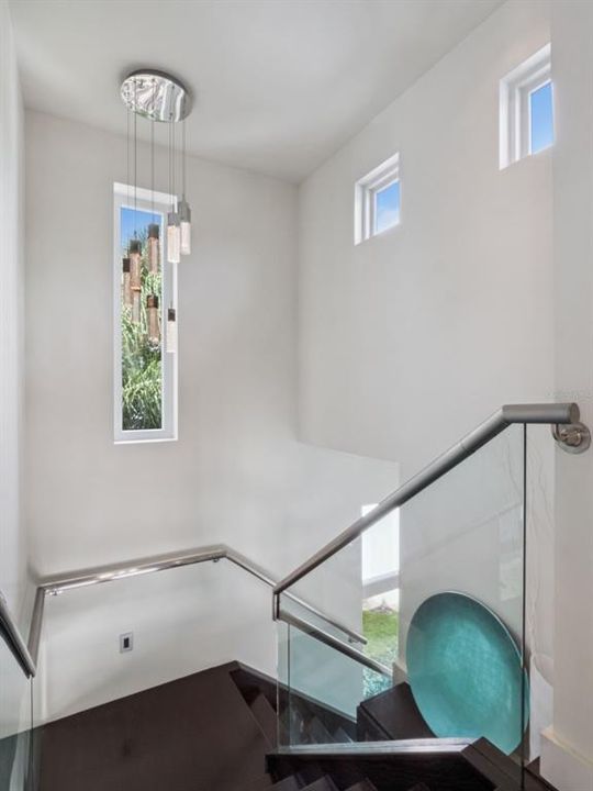 Под контрактом: $2,500,000 (6 спален, 6 ванн, 6000 Квадратных фут)