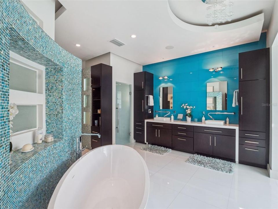 Под контрактом: $2,500,000 (6 спален, 6 ванн, 6000 Квадратных фут)