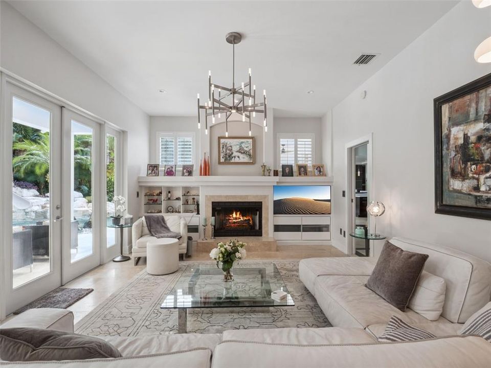 Под контрактом: $2,500,000 (6 спален, 6 ванн, 6000 Квадратных фут)