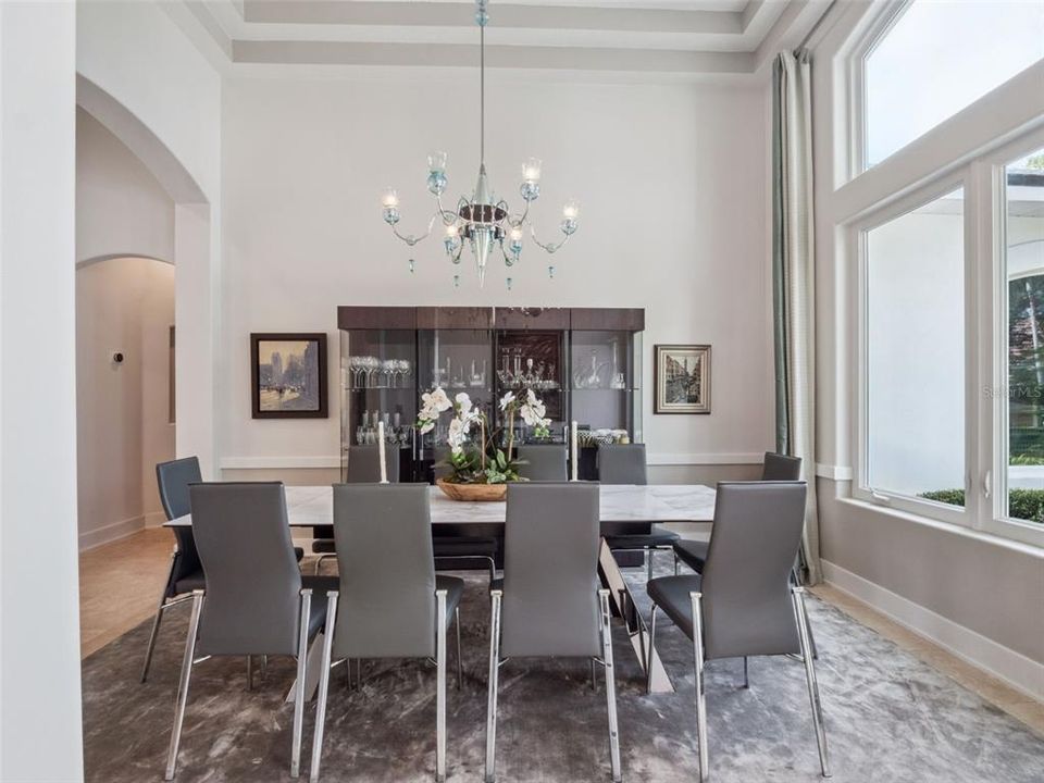 Под контрактом: $2,500,000 (6 спален, 6 ванн, 6000 Квадратных фут)