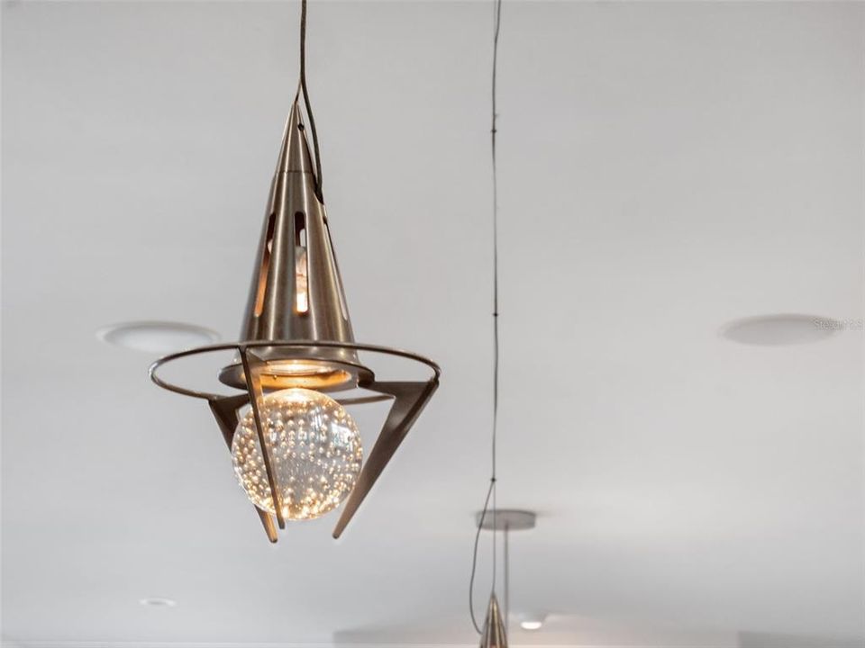 Под контрактом: $2,500,000 (6 спален, 6 ванн, 6000 Квадратных фут)