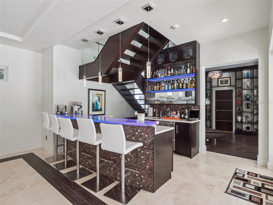 Под контрактом: $2,500,000 (6 спален, 6 ванн, 6000 Квадратных фут)