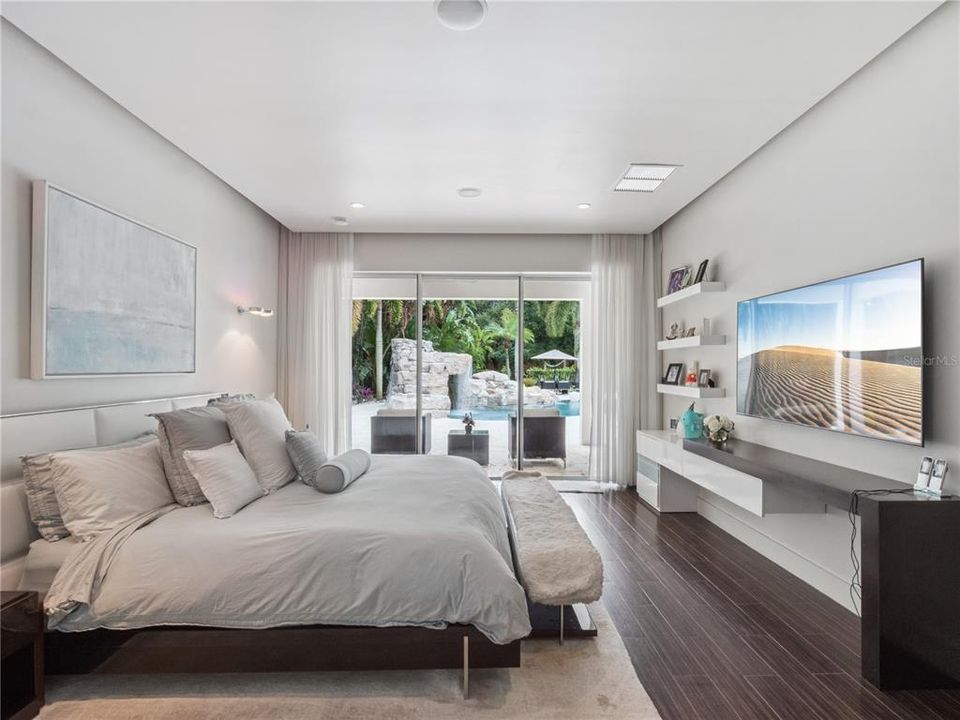 Под контрактом: $2,500,000 (6 спален, 6 ванн, 6000 Квадратных фут)