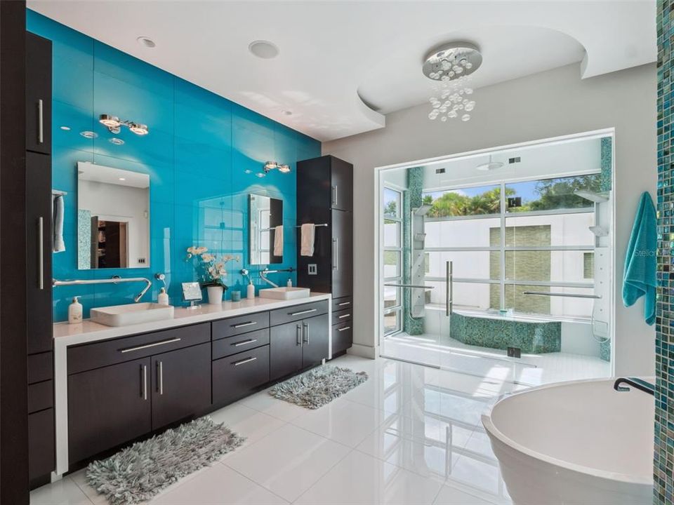 Под контрактом: $2,500,000 (6 спален, 6 ванн, 6000 Квадратных фут)