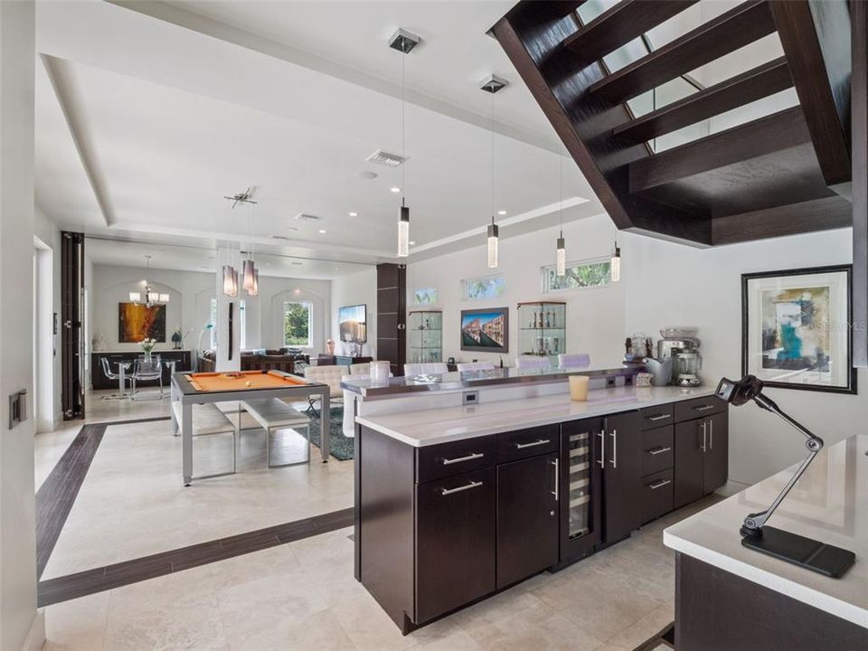 Под контрактом: $2,500,000 (6 спален, 6 ванн, 6000 Квадратных фут)