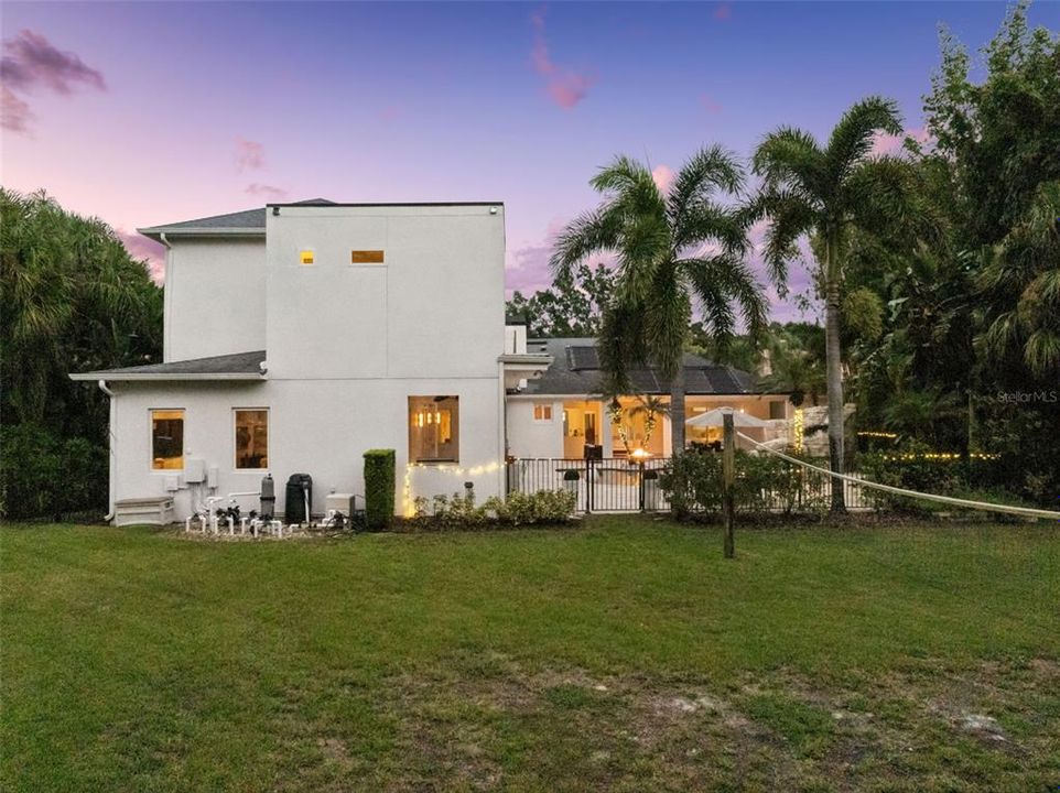 Под контрактом: $2,500,000 (6 спален, 6 ванн, 6000 Квадратных фут)