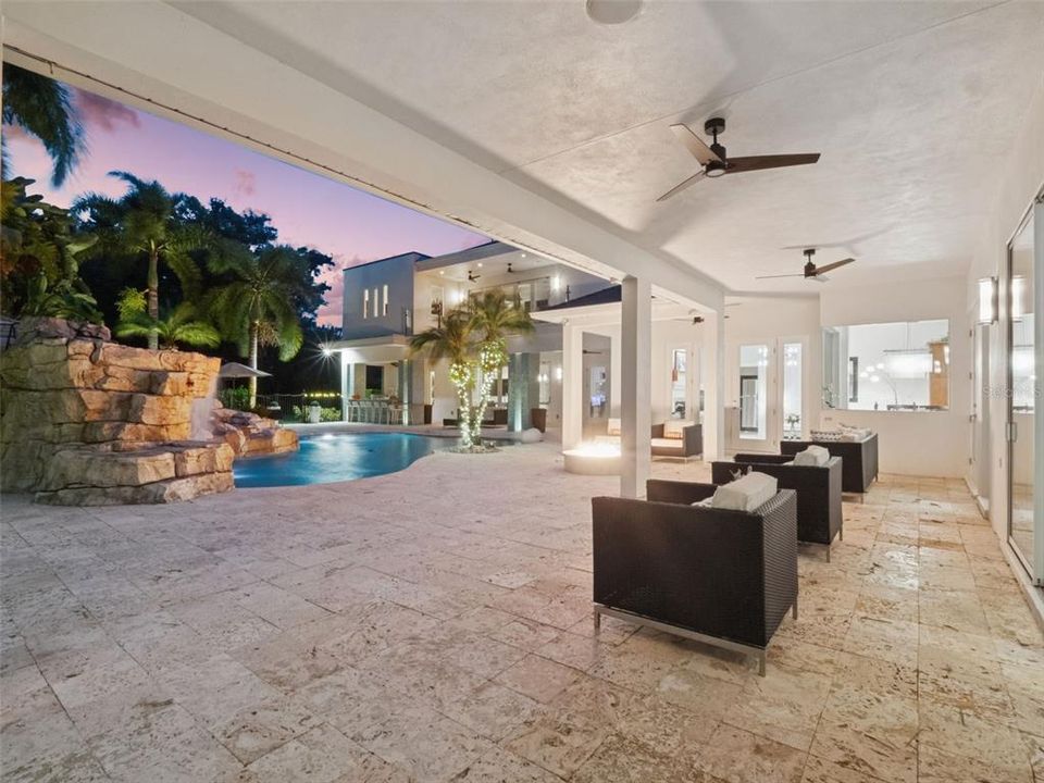 Под контрактом: $2,500,000 (6 спален, 6 ванн, 6000 Квадратных фут)