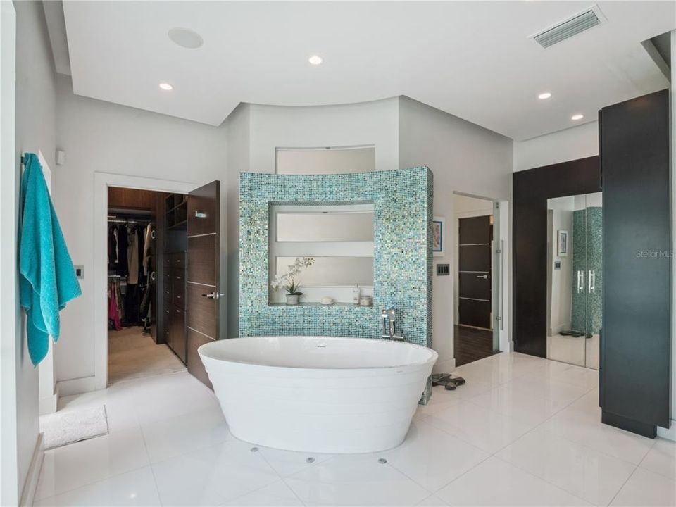 Под контрактом: $2,500,000 (6 спален, 6 ванн, 6000 Квадратных фут)