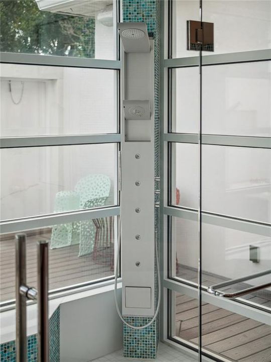 Под контрактом: $2,500,000 (6 спален, 6 ванн, 6000 Квадратных фут)