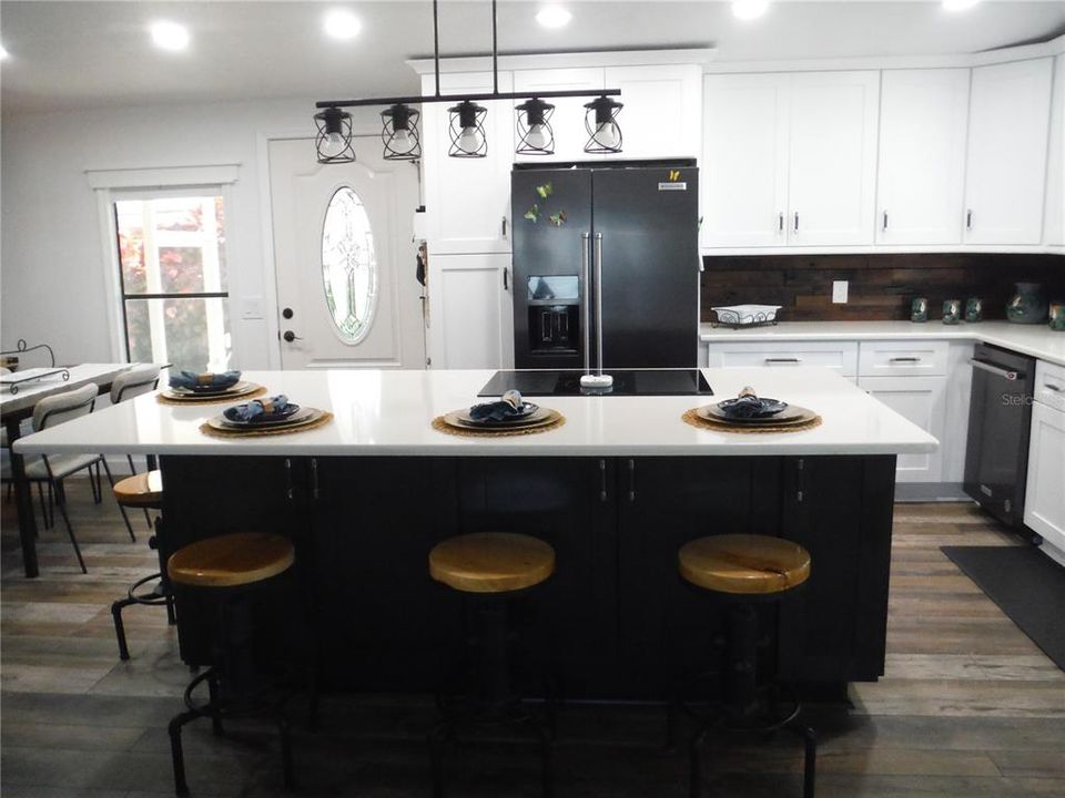 Под контрактом: $225,000 (2 спален, 2 ванн, 1056 Квадратных фут)