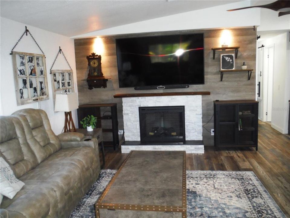 Под контрактом: $225,000 (2 спален, 2 ванн, 1056 Квадратных фут)