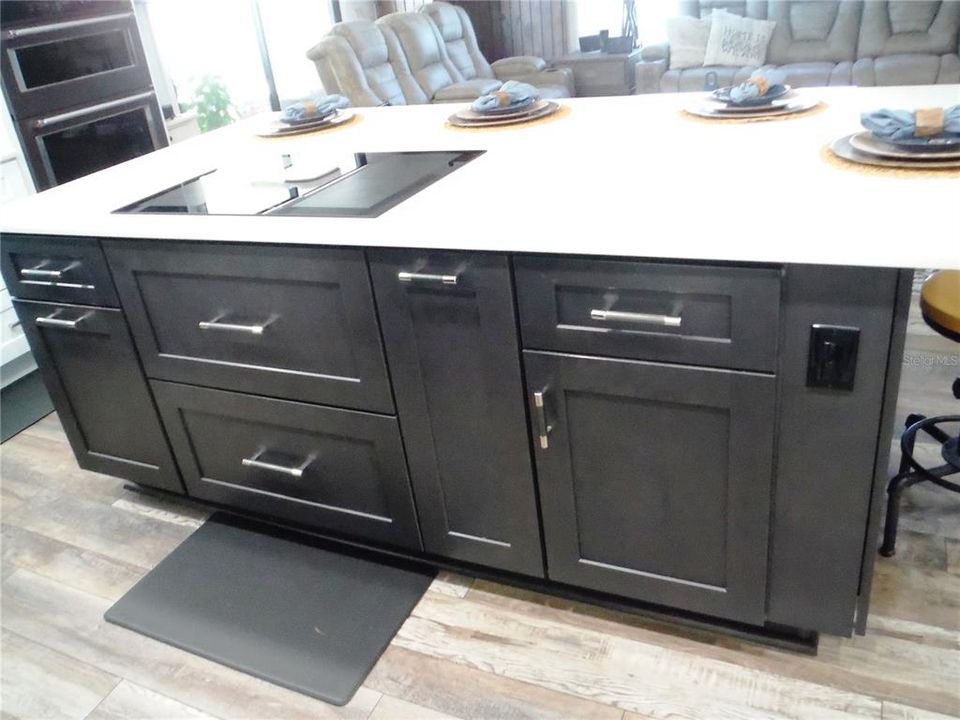 Под контрактом: $225,000 (2 спален, 2 ванн, 1056 Квадратных фут)