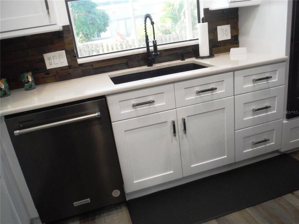 Под контрактом: $225,000 (2 спален, 2 ванн, 1056 Квадратных фут)