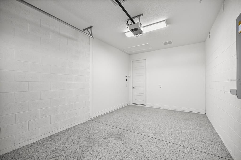 Activo con contrato: $649,900 (3 camas, 3 baños, 3371 Pies cuadrados)