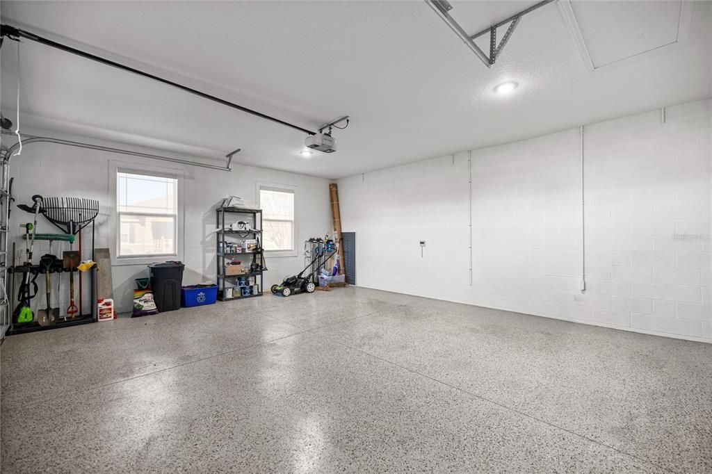 Activo con contrato: $649,900 (3 camas, 3 baños, 3371 Pies cuadrados)