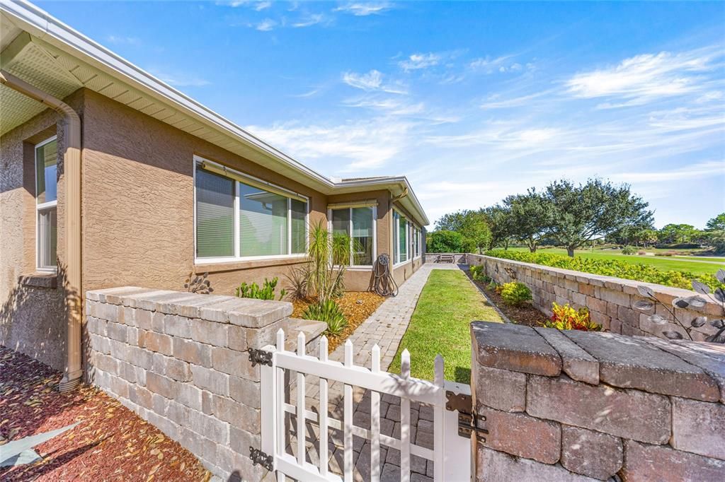 Activo con contrato: $649,900 (3 camas, 3 baños, 3371 Pies cuadrados)