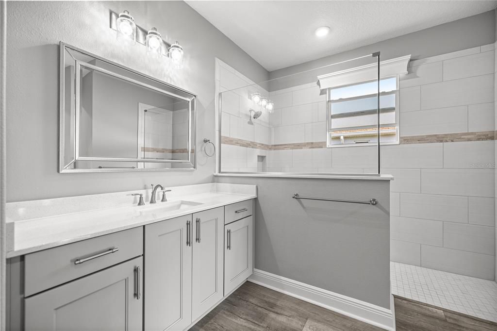 Activo con contrato: $649,900 (3 camas, 3 baños, 3371 Pies cuadrados)