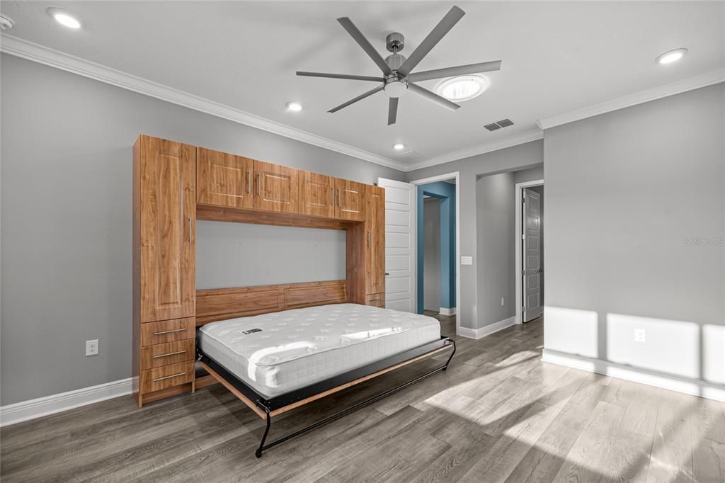 Activo con contrato: $649,900 (3 camas, 3 baños, 3371 Pies cuadrados)