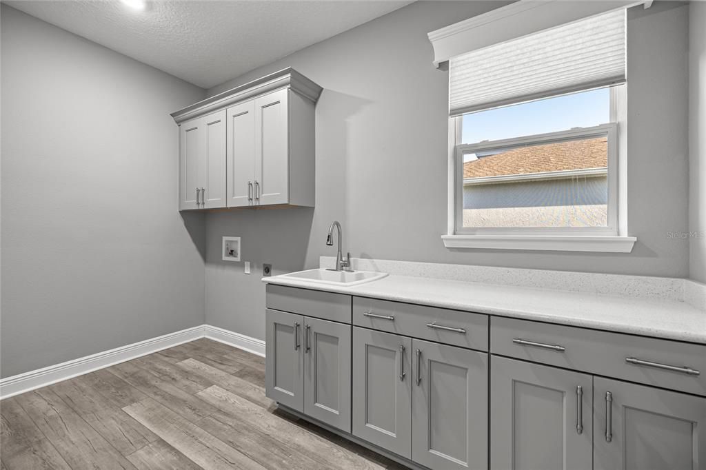 Activo con contrato: $649,900 (3 camas, 3 baños, 3371 Pies cuadrados)