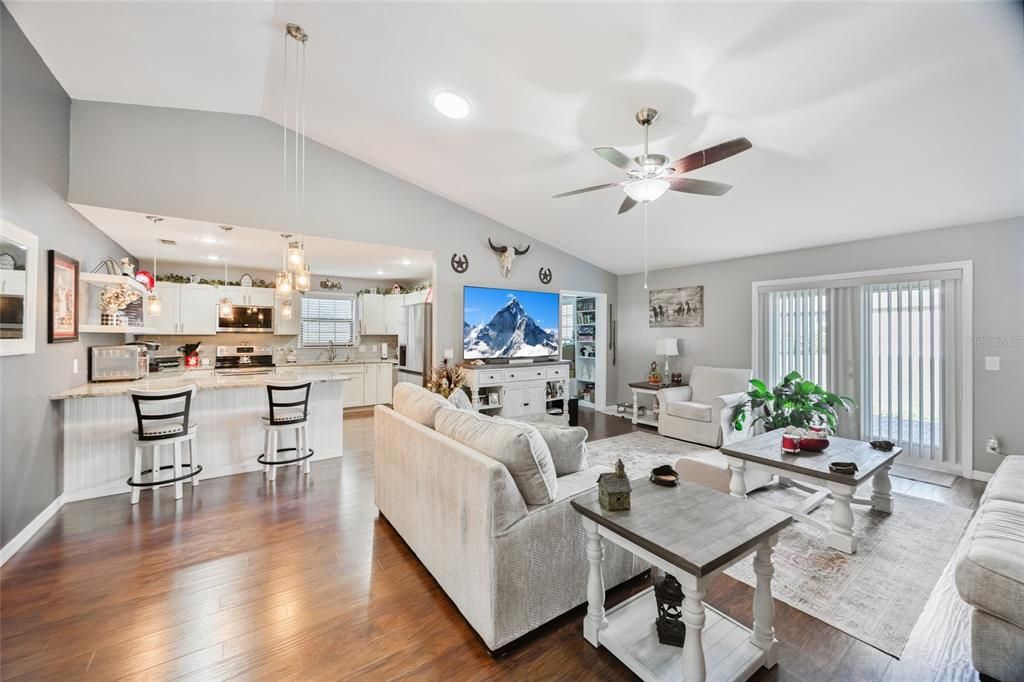 For Sale: $298,000 (2 beds, 2 baths, 1230 Square Feet)