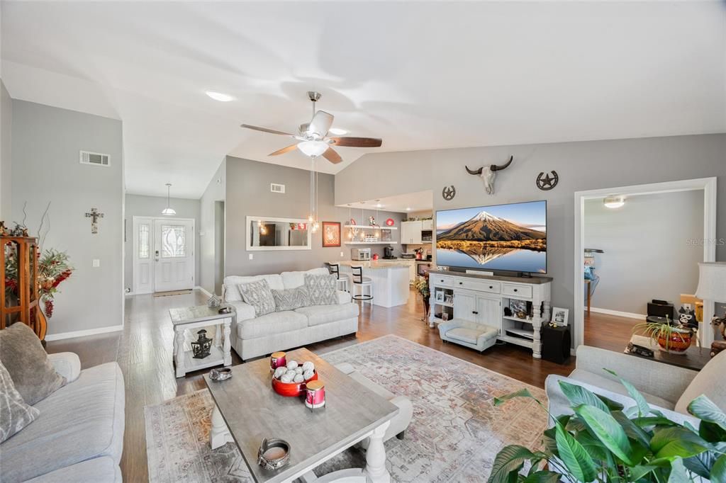 For Sale: $298,000 (2 beds, 2 baths, 1230 Square Feet)