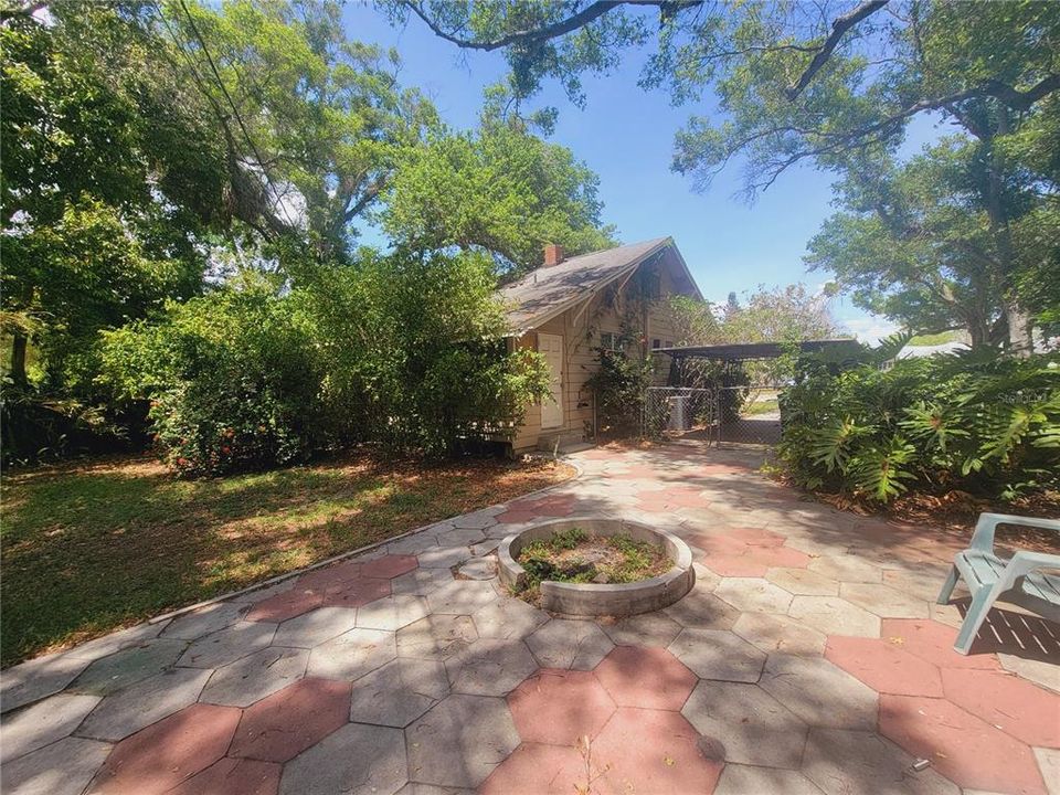 Active With Contract: $1,800 (3 beds, 2 baths, 1160 Square Feet)