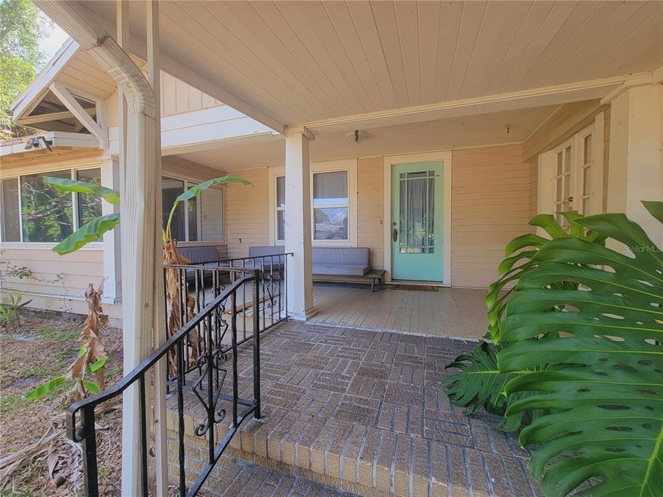 Active With Contract: $1,800 (3 beds, 2 baths, 1160 Square Feet)