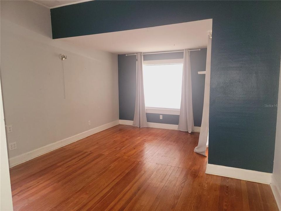 Active With Contract: $1,800 (3 beds, 2 baths, 1160 Square Feet)