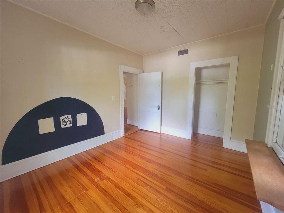 Active With Contract: $1,800 (3 beds, 2 baths, 1160 Square Feet)