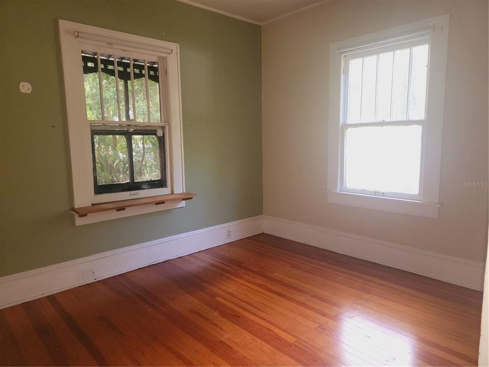 Active With Contract: $1,800 (3 beds, 2 baths, 1160 Square Feet)