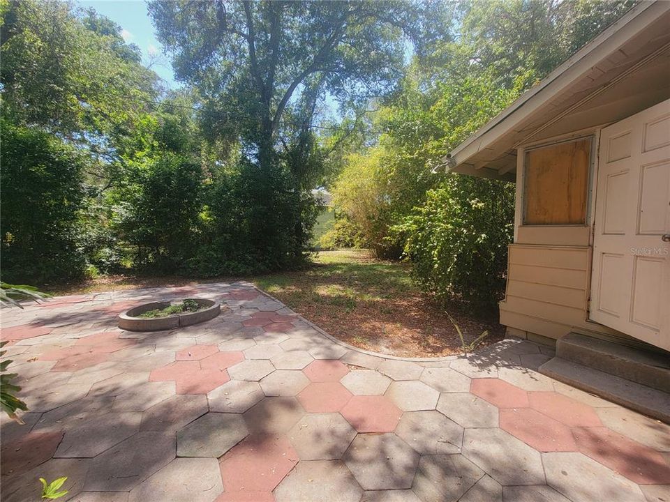 Active With Contract: $1,800 (3 beds, 2 baths, 1160 Square Feet)