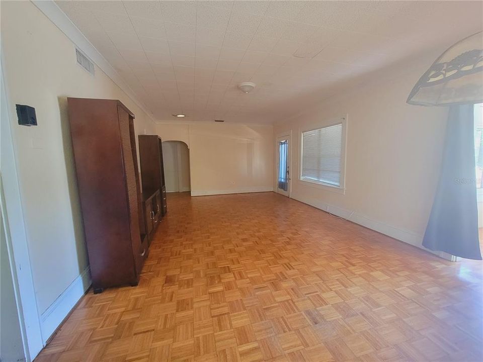 Active With Contract: $1,800 (3 beds, 2 baths, 1160 Square Feet)