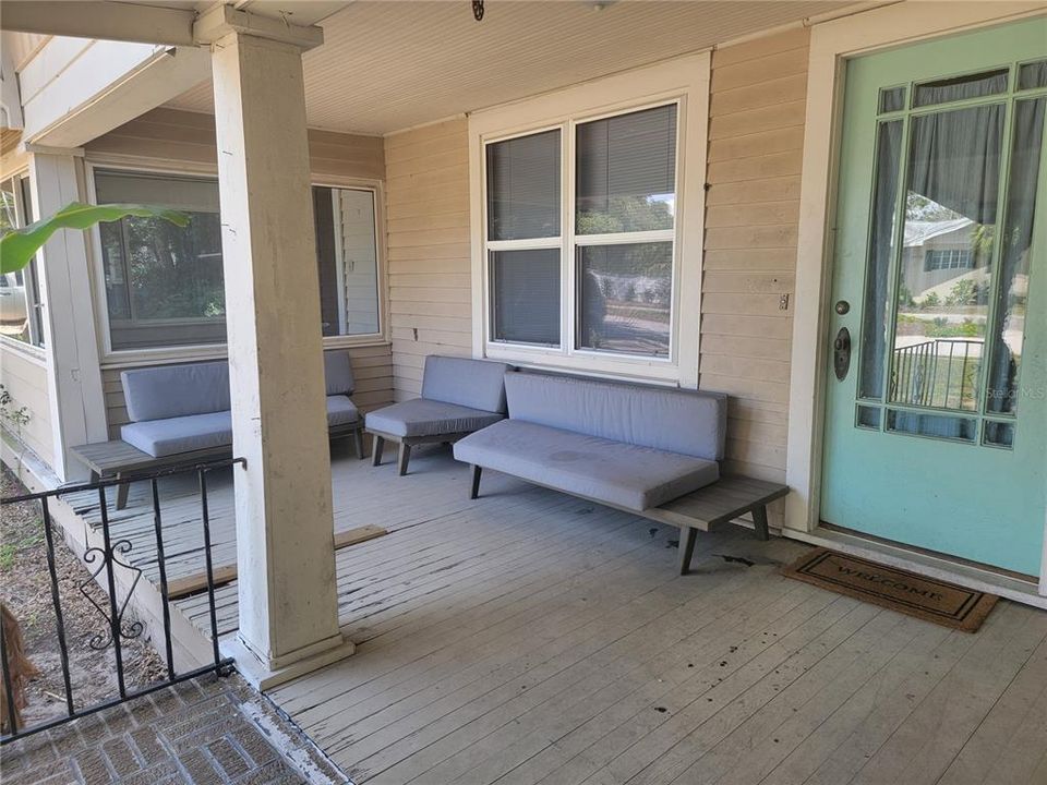 Active With Contract: $1,800 (3 beds, 2 baths, 1160 Square Feet)