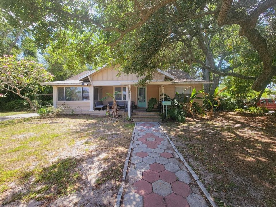 Active With Contract: $1,800 (3 beds, 2 baths, 1160 Square Feet)