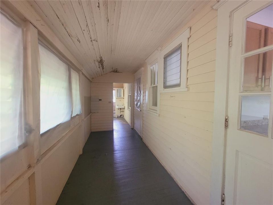 Active With Contract: $1,800 (3 beds, 2 baths, 1160 Square Feet)