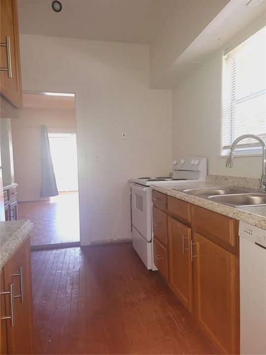 Active With Contract: $1,800 (3 beds, 2 baths, 1160 Square Feet)