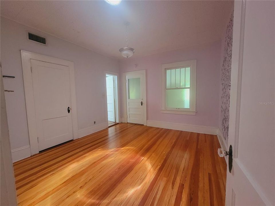 Active With Contract: $1,800 (3 beds, 2 baths, 1160 Square Feet)