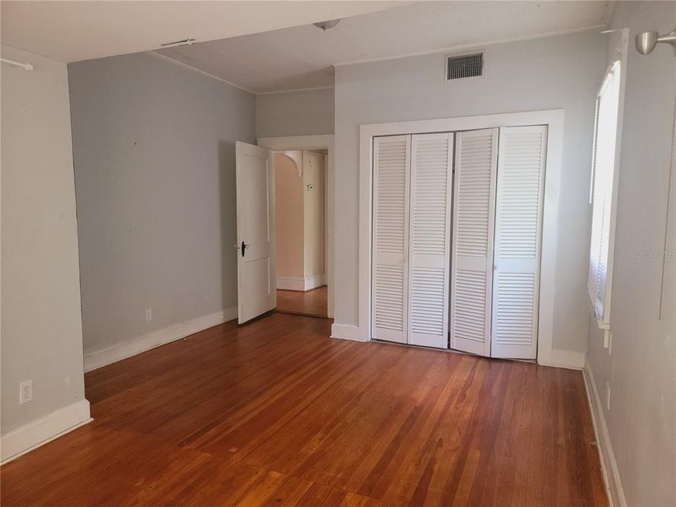 Active With Contract: $1,800 (3 beds, 2 baths, 1160 Square Feet)